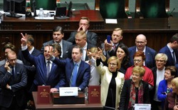 Poseł PO: Straż Marszałkowska poinformowała nas, że przebywamy na sali sejmowej nielegalnie