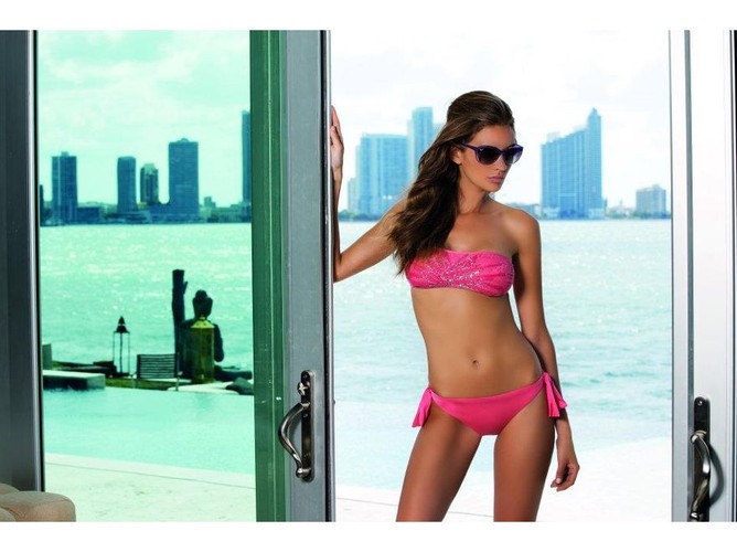 Modelki w strojach kąpielowych Upsenzzo na sezon 2012