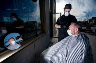 Bloomberg: Kontrowersyjna strategia Szwecji wobec pandemii jest jednak skuteczna?