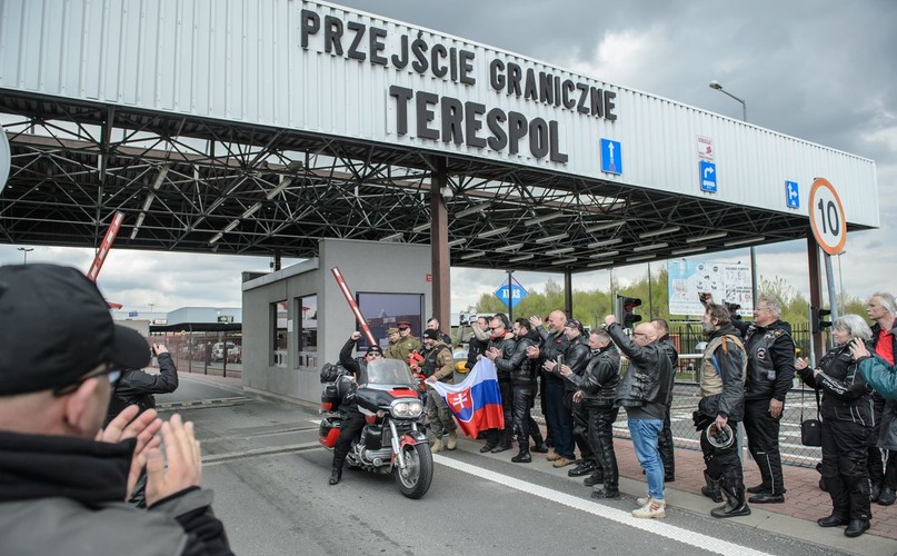 Członkowie klubu Nocne Wilki i prezes polskiego oddziału 'Nocnych Wilków' Dariusz Kaczmarczyk