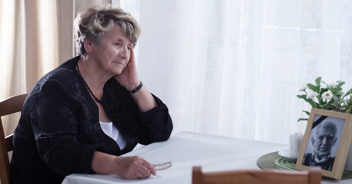 Cyfrowe ożywianie zmarłych. Niepokojący trend w social mediach może bardziej szkodzić, niż pomagać