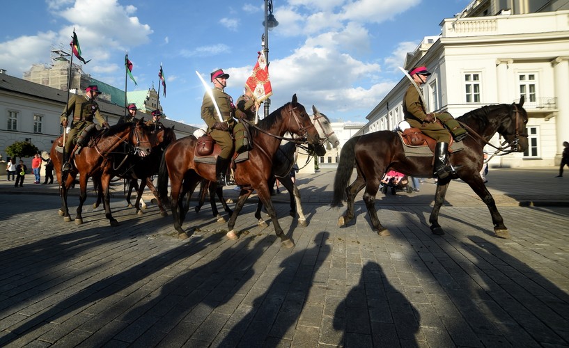 Uczestnicy przemarszu złożyli kwiaty na płycie Grobu Nieznanego Żołnierza.  Defilada formacji kawaleryjskich ulicami stolicy. PAP/Radek Pietruszka
