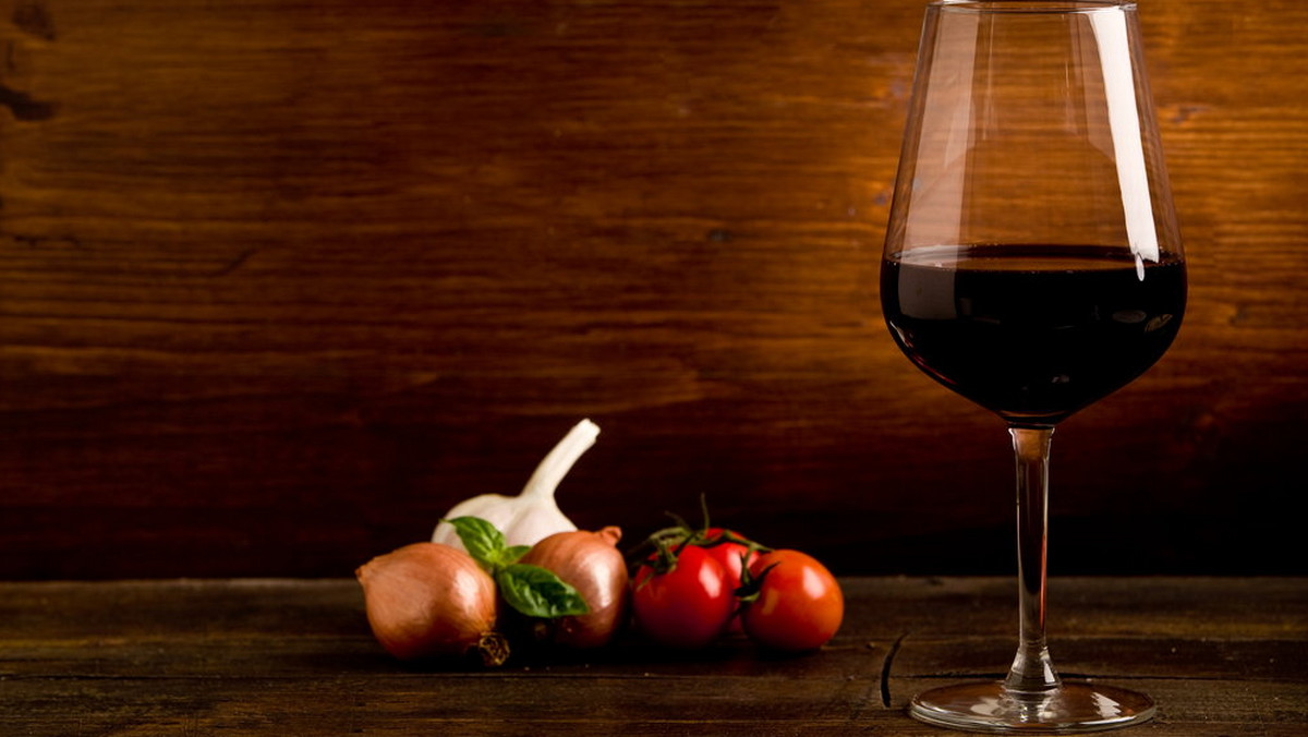 Powszechnie wiadomo, że czosnek i czerwone wino mają właściwości korzystne dla zdrowia. Do tej pory nikt jednak nie wpadł na to, by połączyć razem te dwa składniki. Taka mikstura okazuje się mieć fantastyczne właściwości zdrowotne.