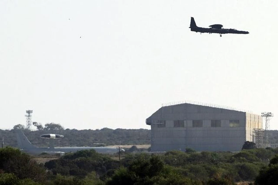 Britanski vojni avion iznad baze kod Limasola, Kipar, spreman za akciju