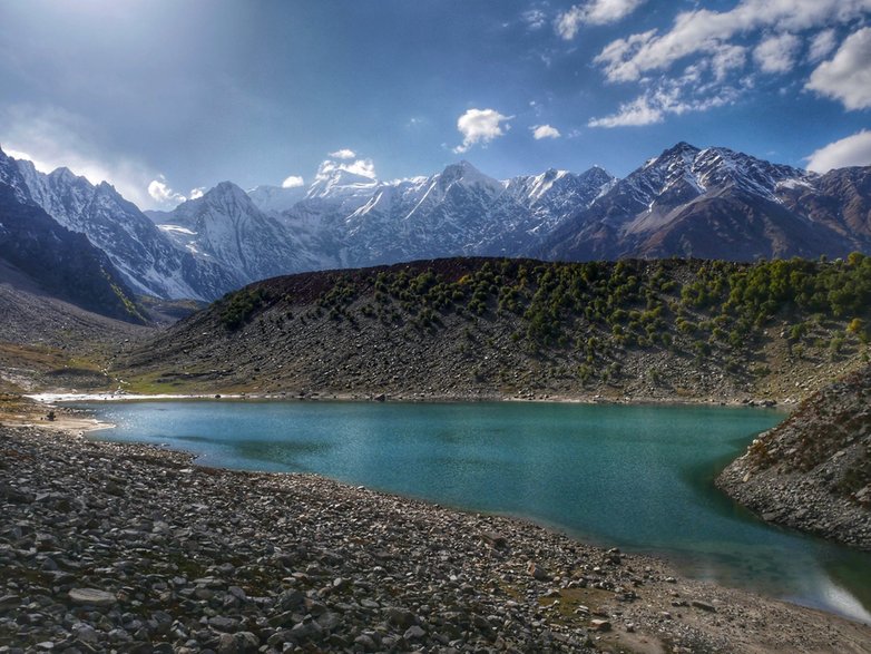 Nocleg nad jeziorem Rama Lake.