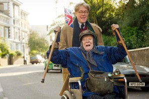 Alex Jennings i Maggie Smith w filmie Nicholasa Hytnera „Dama w vanie. 