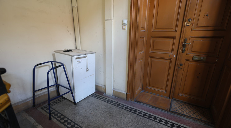 A bejárati ajtó előtt egy járókeret: néhány hete élt a lakásban a 98 esztendős néni / Fotó: Fuszek Gábor