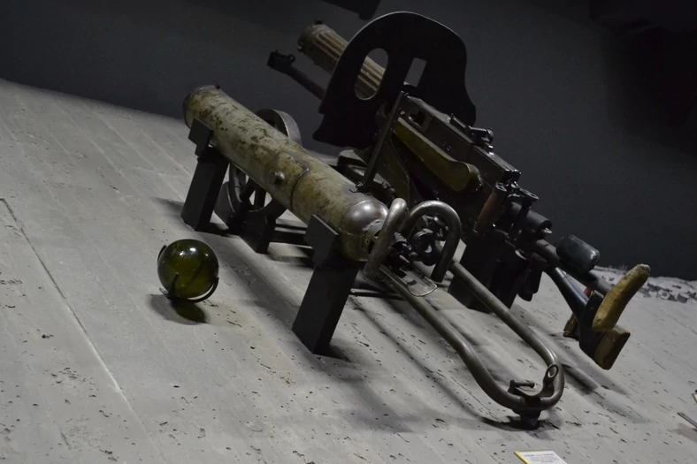 Ampułomiot z jego szklaną amunicją (to ta broń z lewej strony)