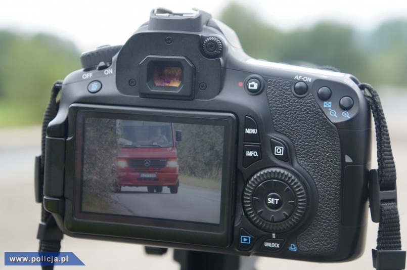 Policja z aparatem fotograficznym łapie kierowców m.in. za rozmowę przez telefon