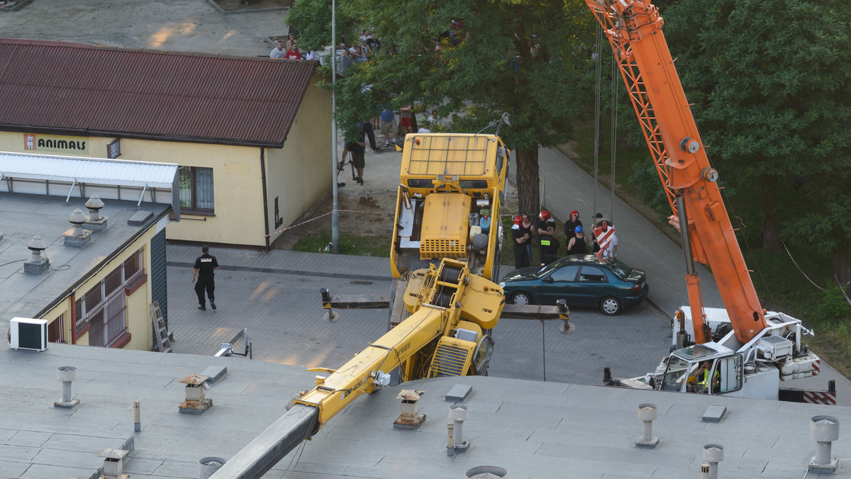 Na poznańskim osiedlu Pod Lipami 30-metrowy dźwig budowlany przewrócił się na pawilon handlowy. Ewakuowano 10 osób. Nikomu nic się nie stało - poinformowało TVN24.