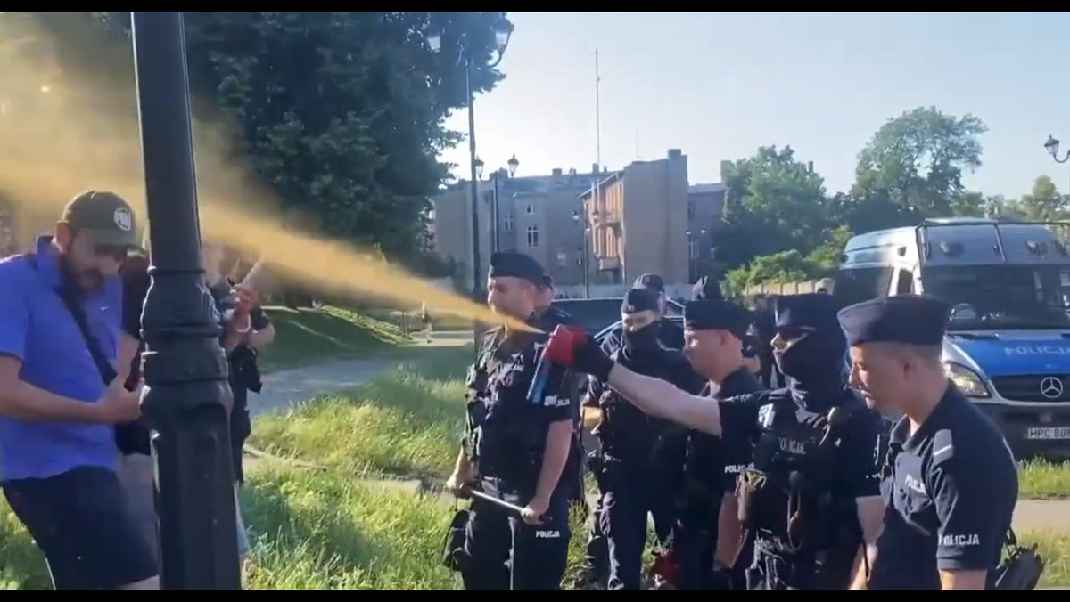 Gazem w protestujących w Inowrocławiu. Mariusz Kamiński broni policji