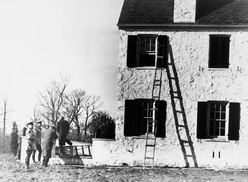 11 MARCA: Hopewell, dom pułkownika Lindbergha po porwaniu syna w New Jersey 11 marca 1932 r. (Zdjęcie: Keystone-France / Gamma-Keystone via Getty Images)