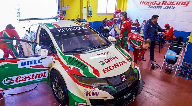 Michelisz Norbert jól érezte magát az első tesztnapon / Fotó: Szabó Endre