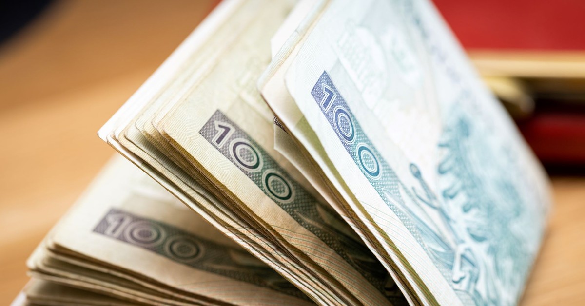 ZUS wypłaca 6,5 tys. zł bez żadnych warunków. Świadczenie trafia co miesiąc na konto