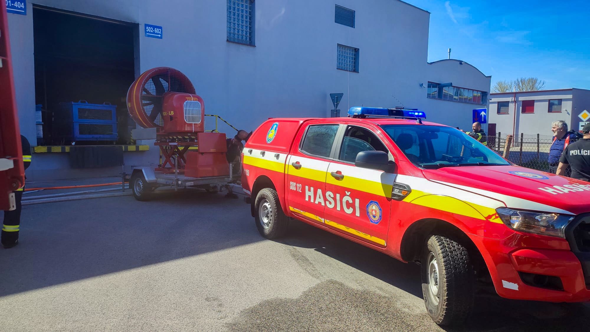 Pri požiari vo výrobnej hale v Holíči evakuovali štyroch ľudí.