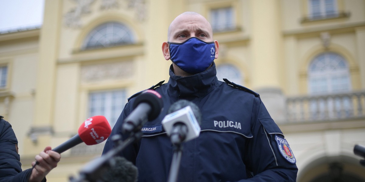 Rzecznik warszawskiej policji nadkom. Sylwester Matczak. 