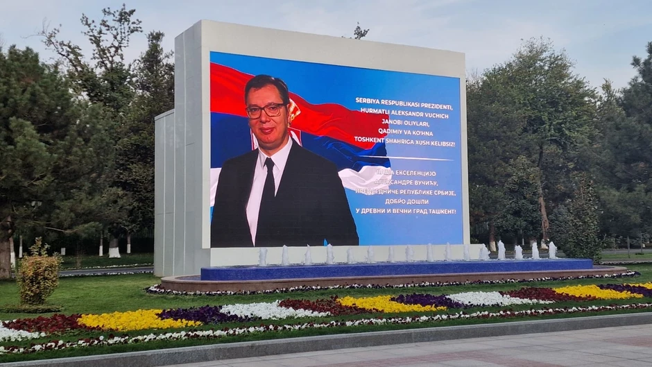 Bilbord sa predsednikom Aleksandrom Vučićem u Uzbekistanu
