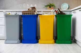 Gdzie wyrzucić karton po mleku w 2026? Polacy wciąż popełniają ten sam błąd