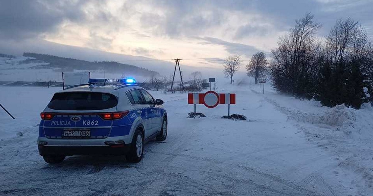 Zamieć śnieżna uwięziła kierowców. "Nie było widać nic, tylko śnieg"