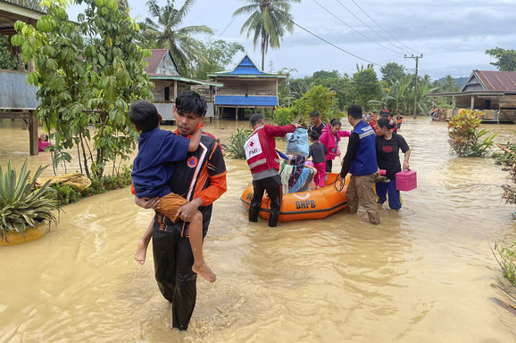 POPLAVE U INDONEZIJI: U Južnom Sulavesiju stradalo 14 ljudi, oštećeno više od 1.800 kuća