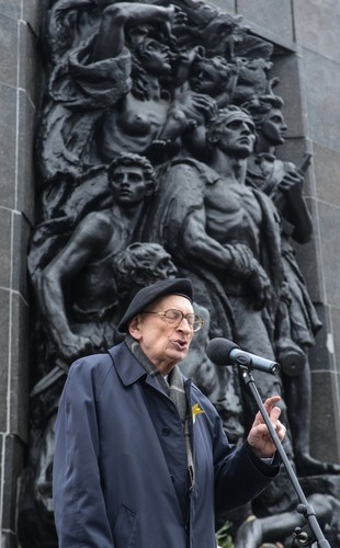 72. ROCZNICA POWSTANIA W GETCIE WARSZAWSKIM.Prof. Władysław Bartoszewski przemawia podczas uroczystości przed Pomnikiem Bohaterów Getta w Warszawie
