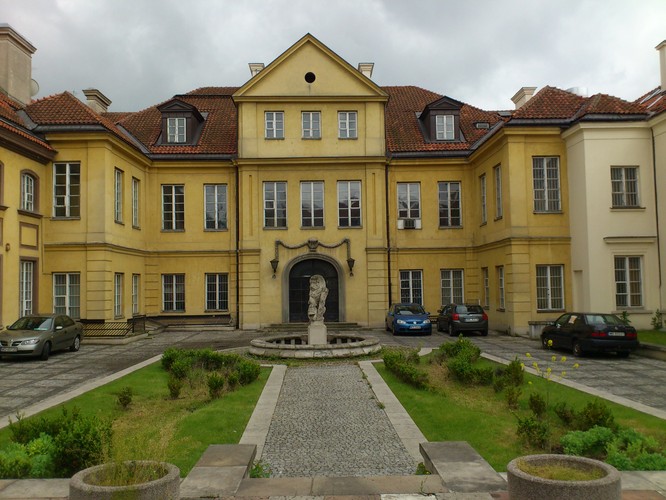 Miodowa 8 <br>
 Z kolei na ok. 21 mln zł szacowana jest wartość nieruchomości przy ul. Miodowej 8 na Starym Mieście, na której znajduje się Pałac Szaniawskich, wpisany do rejestru zabytków.