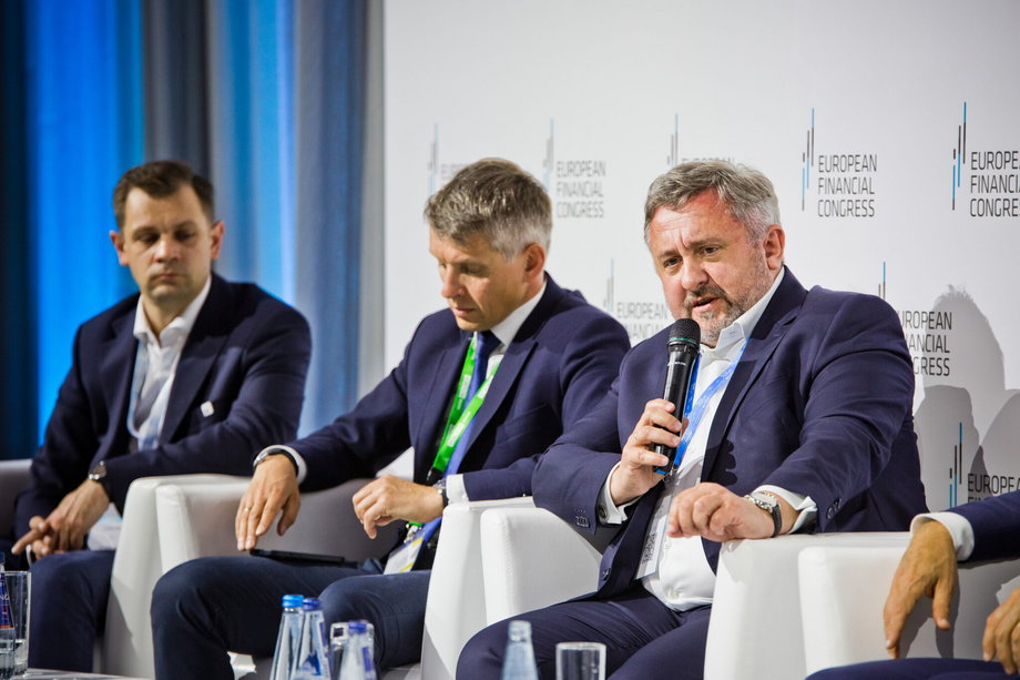 Prezes VeloBanku Adam Marciniak (w środku) i prezes BFG Piotr Tomaszewski (z prawej) na Europejskim Kongresie Finansowym