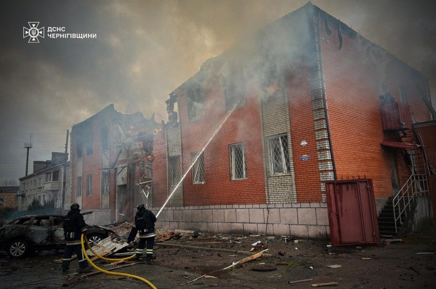 Požar u zgradi nakon ruskog napada na Novgorod-Siverski u oblasti Černigov 7. aprila