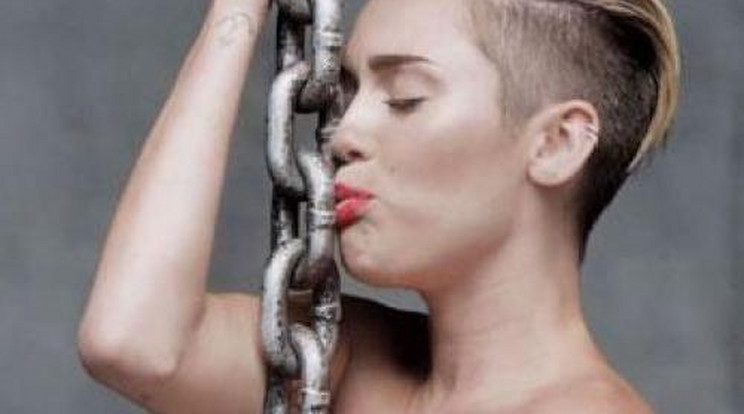 Tömény pornót fotóztak Miley Cyrussal és Paris Hiltonnal!