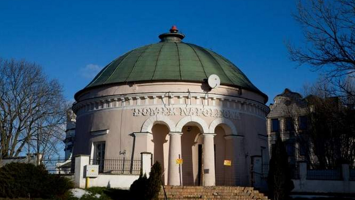 Zarząd Mienia Komunalnego szuka wykonawcy izolacji ścian, jakiej potrzebuje Domek Napoleona przy al. Jana Pawła II. Wynajęła go prywatna firma, która chce w tym miejscu otworzyć francuską restaurację. Nie da się tego zrobić bez przeprowadzenia gruntownego remontu.