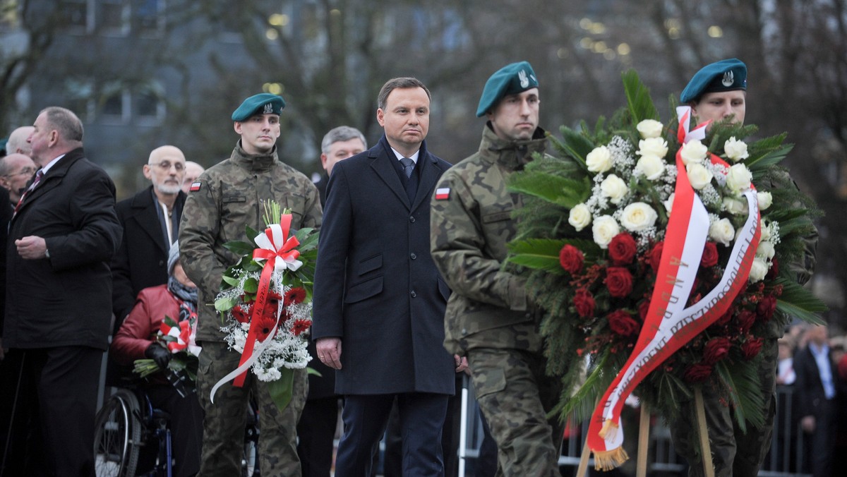 Wolna Polska nie potrafiła ukarać katów, sprawców dramatycznych momentów w polskiej historii, nie zdała egzaminu ze sprawiedliwości - mówił w Szczecinie Andrzej Duda, który uczestniczył w tym mieście w obchodach rocznicy Grudnia '70. Prezydent został przywitany w stolicy województwa zachodniopomorskiego nietypowym transparentem.