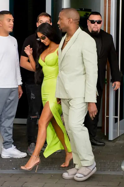 Kanye West zaprezentował się w klapkach i skarpetach do eleganckiej stylizacji