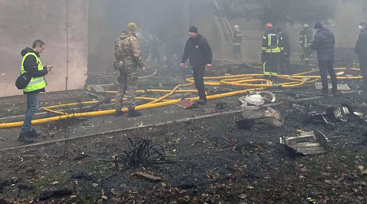 Helikopter zuhant le egy óvoda közelében a Kijev elővárosának számító Brovaiban /Fotó: Profimedia