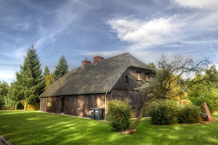 <strong>Wiklina i chmiel w Nowym Tomyślu</strong>
<br></br>
Skąd wiklina i chmiel w Nowym Tomyślu? Tradycje chmielarskie i wikliniarskie to ciekawy wątek historii tych okolic, które wiążą się z dawnym osadnictwem olęderskim. Wiele opowieści o tym, jak żyła dawniej wiejska ludność ziemi nowotomyskiej, można zobaczyć, dotknąć i usłyszeć w Muzeum Wikliniarstwa i Chmielarstwa, które leży w obrębie Parku Kultury i Wypoczynku w Nowym Tomyślu. Główna część ekspozycji znajduje się w przeniesionej z innej części miasta i częściowo zrekonstruowanej zabytkowej chacie osadnika olęderskiego z końca XVIII w.
<br></br>
fot. P.R.Schreyner / Wikimedia Commons / CC-BY-SA