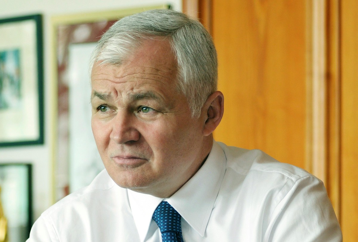 Jan Krzysztof Bielecki przewodniczący Rady Partnerów EY Polska, premier w 1991 r., w latach 1993–2003 przedstawiciel Polski w Europejskim Banku Odbudowy i Rozwoju, prezes zarządu Pekao SA w latach 2003–2010, przewodniczący Rady Gospodarczej przy Prezesie Rady Ministrów w latach 2010–2014