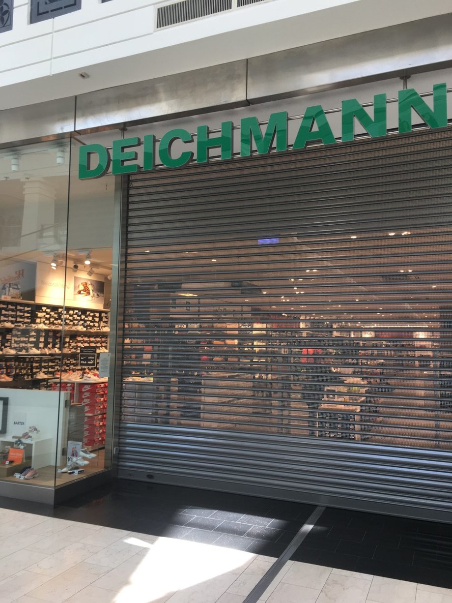  Pracownicy sklepu Deichmann przygpotowują sklep na ponowne otwarcie