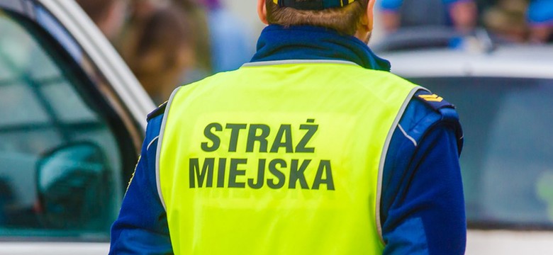 Ten widok musiał zdziwić strażników miejskich. "Mężczyzna wybrał się na spacer zupełnie..."