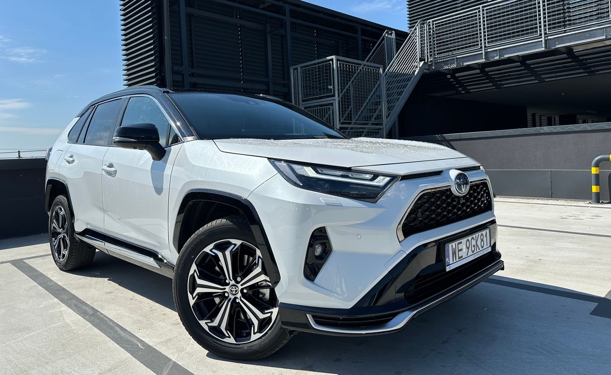 Toyota RAV4 to najpopularniejszy SUV na świecie. W Polsce można wybierać z dwóch typów napędu hybrydowego