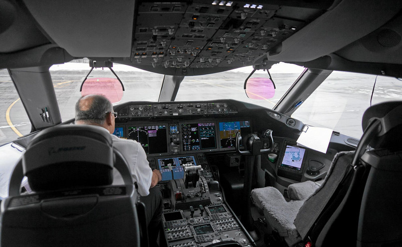 Kokpit samolotu Boeing 787 Dreamliner, którym latał Jerzy Makula