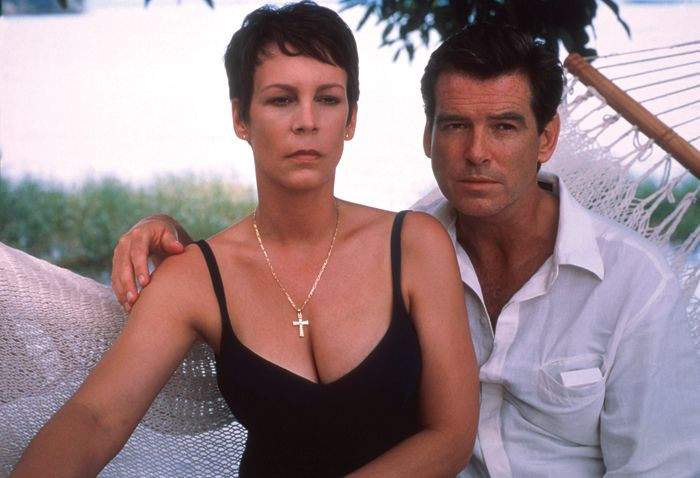 Jamie Lee Curtis i Pierce Brosnan w filmie "Krawiec z Panamy" (2001 r.)