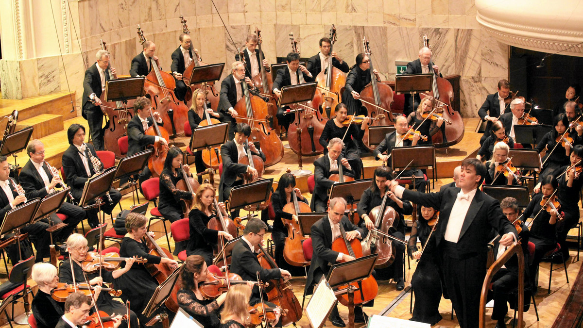 Orkiestra Symfoniczna Filharmonii Łódzkiej wraz z dyrygentem Danielem Raiskinem wyjeżdża we wtorek na zagraniczne tournee do Belgii, Niemiec, Szwajcarii i Włoch. W ramach tournee łódzcy filharmonicy zagrają w sumie 10 koncertów.