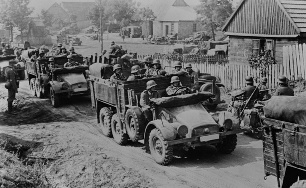 Niemieccy żołnierze najeżdżają Polskę w 1939 roku