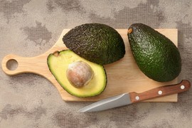 TRIK da najlakše ISEČETE AVOKADO na komadiće i to jednim potezom: Kuhinjski fazon kojim su opesednuti milioni ljudi!