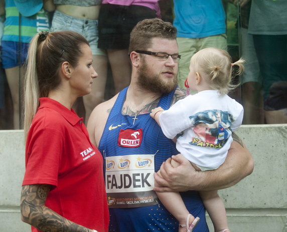 Paweł Fajdek z partnerką i córką