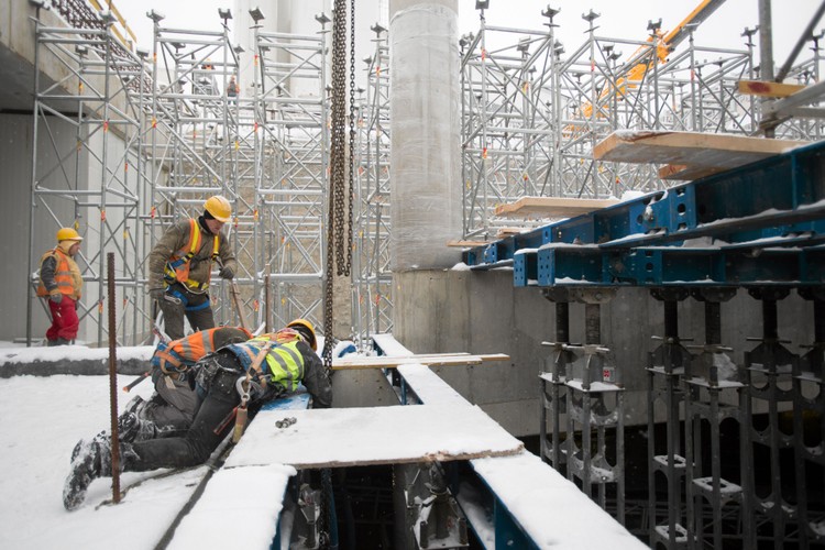 Tarcza Krystyna upamiętnia Krystynę Krahelską - modelkę, która była inspiracją dla autorki rzeźby warszawskiej syrenki, Ludwiki Nitschowej.  Jak poinformował rzecznik, 'Krystyna' rozpoczęła drążenie tunelu od strony Dworca Wileńskiego w kierunku Powiśla i przekopała dotąd 121 m.