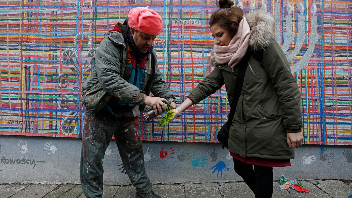 W Białymstoku naprawiono wielokulturowy mural, na którym ktoś namalował swastykę. Dzisiejsza akcja jego odnowienia miała pokazać solidarność różnych osób oraz ich sprzeciw wobec nienawiści, nazizmu, dyskryminacji i antysemityzmu. Akcję poparły m.in. władze miasta.