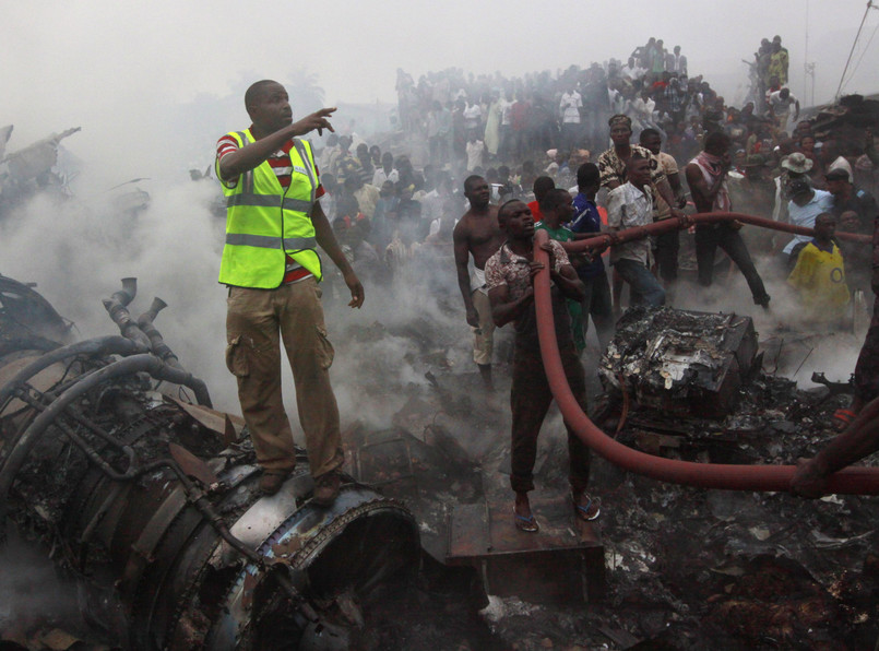 Samolot typu McDonnell Douglas MD-83 nigeryjskich linii Dana Air, który według miejscowych władz leciał ze stolicy kraju Abudży do Lagosu, tuż przed lądowaniem zaczepił o linie wysokiego napięcia i uderzył w dwukondygnacyjny budynek w pobliżu portu lotniczego. Maszyna i budynek natychmiast stanęły w płomieniach