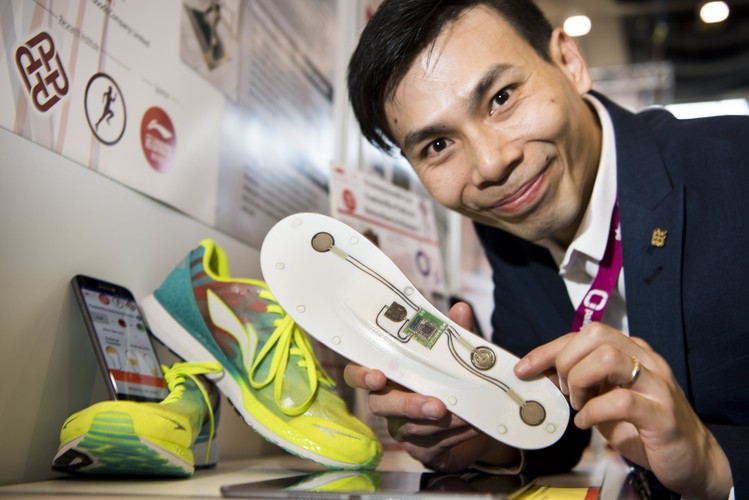 Roy T.H. Cheung z Chin prezentuje wynalazek nazywany „foot strike”. Wkładka do butów wynaleziona przez Roy T.H. Cheung jest urządzeniem, które umożliwia dokładny, ciągły i realny pomiar nacisku stóp na podeszwę poza środowiskiem laboratoryjnym. Wynalazek może mieć zastosowanie np. w rehabilitacji. <br><br>fot. EPA / JEAN-CHRISTOPHE BOTT