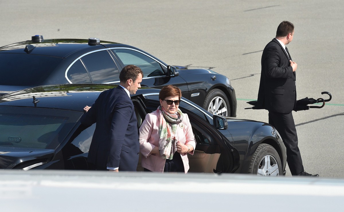Premier Beata Szydło wysiada z limuzyny