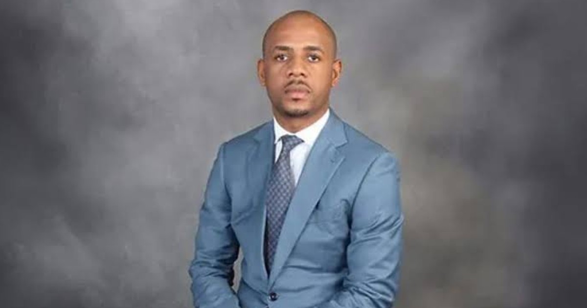 Kashfa ya hivi majuzi inayomhusisha afisa mkuu Baltasar Ebang Engonga nchini Equatorial Guinea imetikisa duru za kisiasa, na kufichua shutuma za kutatanisha za ubadhirifu wa kifedha na tabia ya kuhatarisha. Kesi hii inaangazia changamoto za maadili na uwazi ndani ya wasomi wa kisiasa nchini, ikionyesha mapungufu katika mifumo ya uangalizi na uwajibikaji. Inaangazia hatari za kuenea kwa rushwa na haja ya uwajibikaji mzuri ili kurejesha imani ya umma na uadilifu wa taasisi za kidemokrasia nchini Equatorial Guinea.